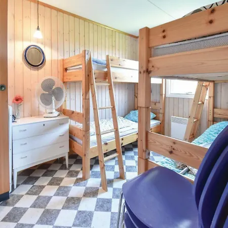 Сasa de vacaciones Two Bedroom Holiday In *